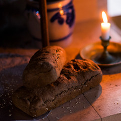 Du kan lett skape nydelig stemning i rommet.
---
Fresh baked bread and cozy light in the evenings.
